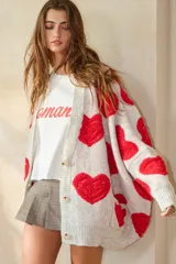 Sweater cardigan oversize color gris con estampado de corazones rojos.