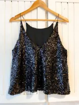 Musculosa negra con lentejuelas reversibles.