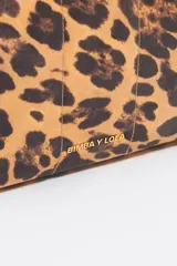 Neceser Bimba y Lola con estampado animal print, confeccionado en nylon con estructura blanda. Presenta logo metálico de la marca, cierre de cremallera y bolsillo interior.