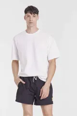 Short de baño rosado con cintura elástica y cordón ajustable.