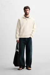 Sudadera regular fit color bordó, con cuello alto y cierre frontal de cremallera. Manga larga y acabados en rib.