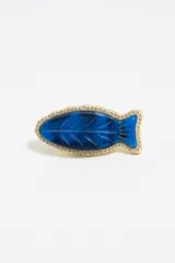 Anillo azul con forma de pez, con borde dorado y pequeños brillantes.