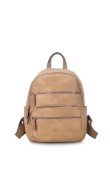 Mochila color rosa de símil cuero con bolsillos frontales con cierre. Tiene asa de mano rígida y correas regulables.