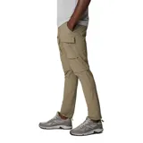 Pantalón de senderismo color caqui, repelente al agua y resistente a las manchas, con tejido elástico en dos direcciones. Cuenta con cinturón integrado removible, bolsillos laterales, bolsillo de seguridad con cremallera, bolsillo cargo, pernera con ceñidor en el dobladillo, bolsillos traseros, trabilla multiuso para el cinturón y malla de ventilación en la parte posterior de las rodillas.