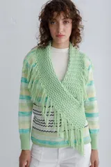 Saco de lana con diseño de rayas horizontales en tonos beige, marrón y negro. Presenta cuello en V con detalle de flecos y lazos laterales para ajustar.