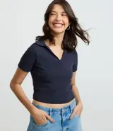 Blusa polo azul marino de rib de algodón, con cuello en V y manga corta.