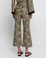 Pantalón negro con estampado dorado de motivos geométricos, corte flare y tiro alto.