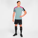 Remera deportiva Nike Strike de hombre, color celeste con mangas cortas negras y detalles en fucsia en hombros y logo.