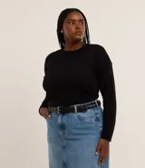 Blusa de manga larga negra con cuello redondo.