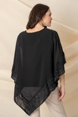 Blusa tipo poncho color gris con zócalo de tul bordado con motivos florales negros. Incluye una camiseta interior de spandex.
