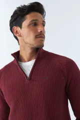 Sweater borgoña de punto acanalado, con cuello alto y medio cierre frontal.