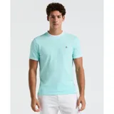 Remera celeste de piqué con cuello redondo y mangas cortas con ribete blanco y logo de pingüino bordado en el pecho.