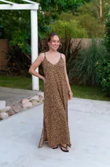 Vestido largo con estampado animal print, breteles finos y escote en V.