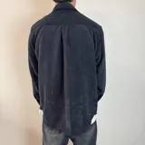 Sobrecamisa color beige de pana con cuello clásico, cierre abotonado y bolsillo de parche en el pecho.