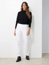 Jegging de algodón elastizado color gris claro, con pretina ancha elastizada de tiro alto, bolsillos laterales simulados con remaches metálicos y bolsillos traseros funcionales.