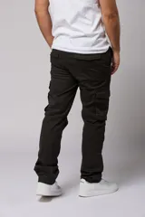 Pantalón cargo color marrón claro de gabardina, corte recto y tiro medio, con bolsillos laterales con solapa y bolsillos traseros.