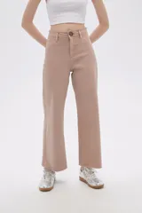Pantalón de jean color beige, de corte ancho y largo cropped.