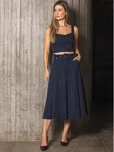 Top azul de sastrería con breteles finos y escote recto.