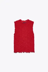Top rojo de punto con textura, cuello redondo y sin mangas.