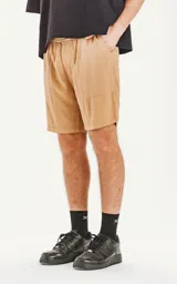 Bermuda de algodón color beige con cintura elástica y cordón ajustable.