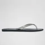 Ojotas Havaianas modelo Elegance Print, con base negra y gris con diseño de rayas diagonales. Las tiras son plateadas metálicas con textura en el borde.