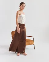 Top strapless color crema, con forro y elástico en el busto para sujetar, y mini tajos laterales.
