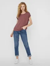 Camiseta color marrón con cuello redondo y mangas cortas con dobladillo.