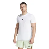 Remera blanca de entrenamiento Adidas, con logo negro en el pecho, cuello redondo, ajuste ceñido, aberturas laterales y dobladillo trasero ligeramente más largo.