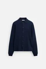 Camisa de punto azul marino, corte regular fit, tejida en hilatura con mezcla de lyocell. Cuello solapa, manga larga con acabados en rib y cierre frontal de botonadura.
