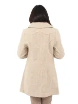 Abrigo de lana color beige, con corte clásico, botones distintivos y bolsillos prácticos.