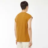 Musculosa color mostaza de tejido de punto canalé, sin mangas y corte recto.