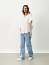 Blusa blanca de mangas cortas con escote redondo y lazos.