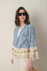 Chaqueta celeste con diseño a cuadros, sin forro, con apliques bordados en mangas y ruedo.