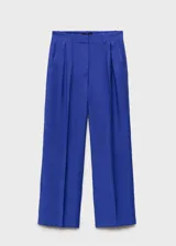 Pantalón de vestir azul eléctrico, de corte wide leg, tiro alto y diseño largo. Presenta cierre delantero con botón, gancho y cremallera ocultos, trabillas para cinturón, pinzas delanteras y bolsillos laterales.