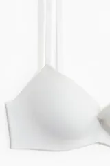 Soutien push-up blanco de microfibra con copas acolchadas que realzan el busto y el escote. Breteles ajustables y cierre de corchetes en la espalda. Con aros.