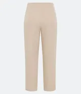 Pantalón zanahoria de sastrería color blanco, con cintura alta, trabillas y botón contrastante.