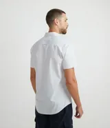 Camisa de vestir celeste con microestampado, corte slim, cuello abotonado y mangas cortas.