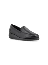 Zapato mocasín de cuero sintético color negro con textura símil cocodrilo.
