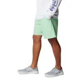 Short de baño negro Columbia Backcast III con tecnología Omni-Shade™ UPF 50, de secado rápido, con cintura elástica ajustable con cordón, bolsillos laterales de malla, bolsillo trasero con cremallera y forro interior de malla.