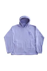Hoodie lila de felpa con capucha, mangas largas y puños elásticos. Tiene un bolsillo tipo canguro y un logo bordado en el pecho.