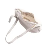 Bandolera de cuero graneado color gris claro, con forma de media luna y correa ajustable que rodea todo el bolso.