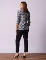 Blusa de algodón estampado, marca Ruby Rd. Escote en V cruzado y mangas ¾.