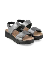 Sandalias plateadas con plataforma negra, tiras anchas con ajuste de velcro y plantilla de cuero.