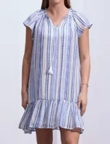 Vestido corto estampado, marca Marissa Olivia. Cuello a la base con frunce y lazo de ajuste. Terminación de ruedo con volado. Forro interno a tono.