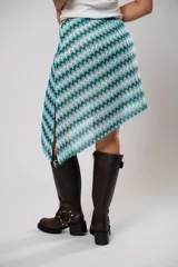 Minifalda con estampado geométrico en tonos celeste, blanco y verde.