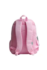 Mochila escolar color rosa claro con detalles en verde menta en los cierres y tiradores. Presenta dos bolsillos frontales con cierre y un parche con el logo de la marca. En el bolsillo inferior derecho tiene bordado el texto "love yourself" en color celeste.
