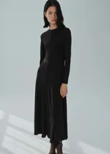 Vestido midi negro de punto, con cuello redondo y manga larga.