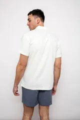 Short color beige de corte recto.
