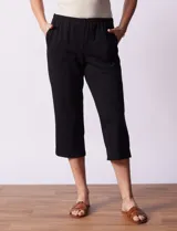Pantalón capri de algodón color celeste, corte recto, con pretina elastizada y bolsillos laterales.