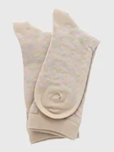 Calcetín largo de tejido punto color beige con estampado integral de pequeños puntos florales en tonos rosado y celeste.